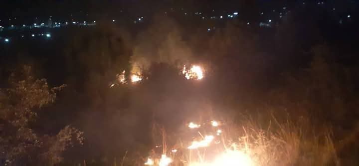 பாகிஸ்தான் நடத்திய வான்வழி தாக்குதல் (கோப்பு படம்) ஆப்கானிஸ்தான் மீது பாகிஸ்தான் வான்வழி நடத்திய தாக்குதலில் 20 பேர் கொல்லப்பட்டதாக தகவல் வெளியாகியுள்ளது. பாகிஸ்தான் தாலிபான் மற்றும் ஆப்கானிஸ்தானின் எல்லையில் உள்ள இஸ்லாமிய அரசு கோரசன் மாகாணத்தைச் சேர்ந்த ஏழு பயங்கரவாத முகாம்கள் மற்றும் மறைவிடங்கள் மீது இன்று (பிப்ரவரி 22) அதிகாலை இந்த தாக்குதல் நடத்தப்பட்டுள்ளது. இந்த தாக்குதல்களில் ஒரு பள்ளி மற்றும் வீடுகளைத் தாக்கி, டஜன் கணக்கானவர்களைக் கொன்று காயப்படுத்தியதாக ஆப்கானிஸ்தான் பாதகாப்பு அமைச்சகம் தெவித்துள்ளது. ஆப்கானிஸ்தான் எல்லையில் பயங்கரவாதிகள் தங்குமிடத்தை குறிவைத்து தாக்குதல் நடத்தியாக பாகிஸ்தான் தெரிவித்துள்ளது. சமீபத்திய இஸ்லாமாபாத்தில் உள்ள ஷியா மசூதியில் குண்டுவெடிப்பு மற்றும் வடமேற்கு எல்லை மாவட்டங்களான பஜௌர் மற்றும் பன்னுவில் நடத்தப்பட்ட வன்முறைக்கு பதிலடி கொடுக்கும் வகையில் இந்த நடவடிக்கை எடுக்கப்பட்டுள்ளதாக கூறப்படுகிறது. இந்த தாக்குதல் ஆயுமேந்திய குழுக்களைச் சேர்ந்த முகாம்கள் மற்றும் மறைவிடங்கள் மீது நடத்தப்பட்டதாக பாகிஸ்தான் தெரிவித்துள்ளது. ஆனால், ஆப்கானிஸ்தான் பாதுகாப்பு அமைச்சகம் இந்த தாக்குதலைக் கண்டித்துள்ளது. நங்கர்ஹார் மற்றும் பாக்டிகாவின் எல்லை மாகாணங்களில் ஒரு மதப்பள்ளி மற்றும் குடியிருப்பு வீடுகளை பாகிஸ்தான் தாக்கியுள்ளது என்றும், இந்த தாக்குதலில் பெண்கள் மற்றும் குழந்தைகள் உட்பட 12-க்கும் மேற்பட்டோர் உயிரிழந்தனர் என்று ஆப்கானிஸ்தான் பாதுகாப்பு அமைச்சகம் தெரிவித்துள்ளது.