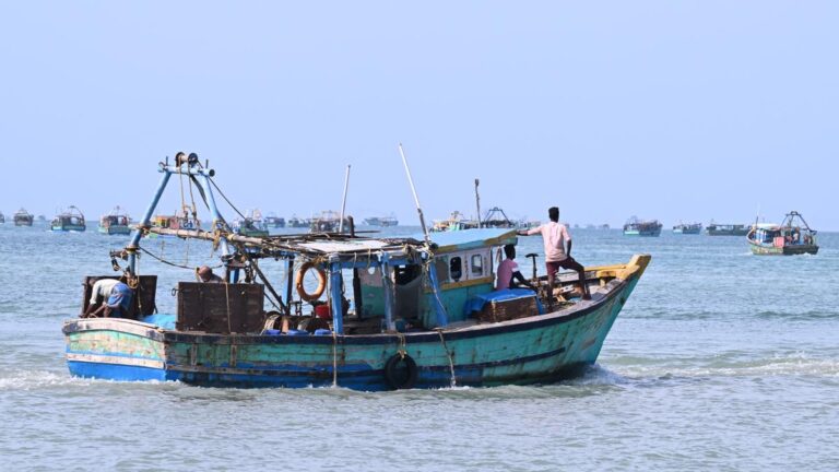 கச்சத்தீவு அருகே தமிழக மீனவர்களுக்கு சுற்றுபோட்ட இலங்கை கடற்படை!
