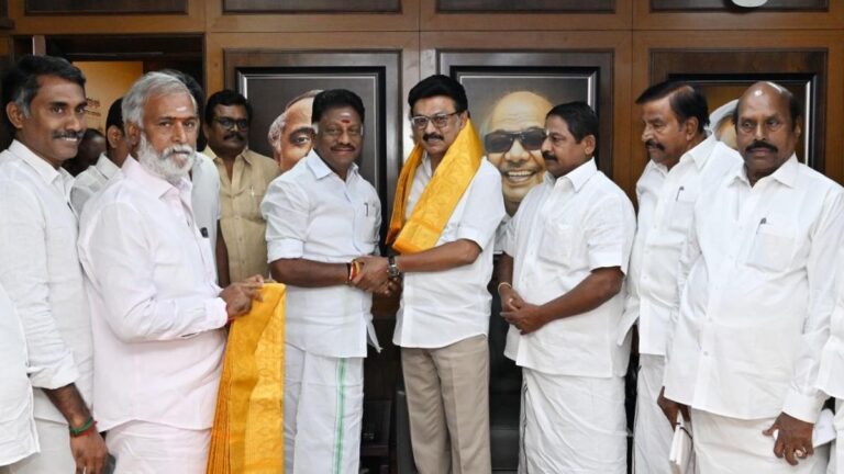 'இந்த கருமத்துக்குத்தான் தர்மயுத்தமா?': ஓபிஎஸ்சை கரித்து கொட்டிய அதிமுக!