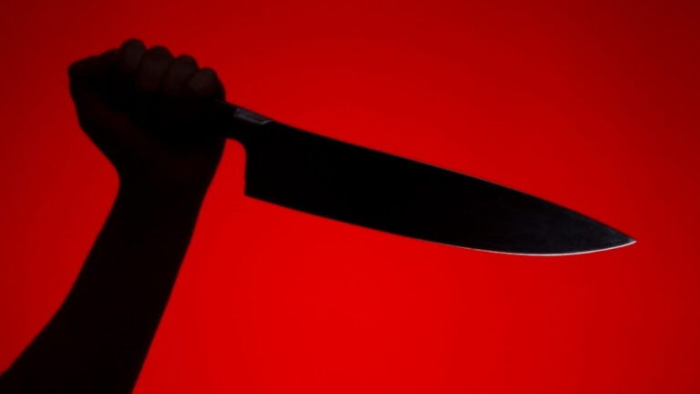 பட்டப்பகலில் பயங்கரம்... 20 முறை கத்தியால் குத்தி இளைஞர் கொடூரக் கொலை