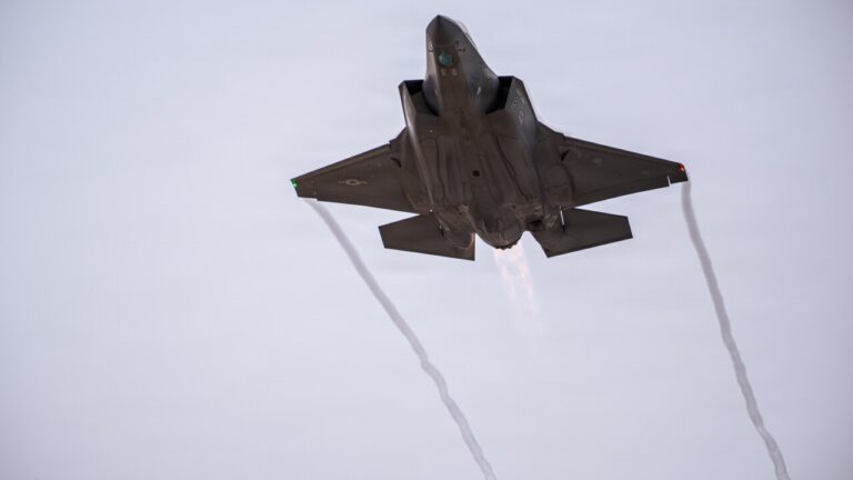 அமெரிக்கா ஷாக்… ரேடாரில் சிக்காத எஃப்- 35 போர் விமானம் மீது ஈரான் புரட்சி படைதாக்குதல்