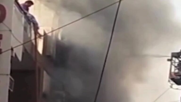 டெல்லியில் பயங்கரம்… அடுக்குமாடி குடியிருப்பில் ஏற்பட்ட தீவிபத்தில் 8 பேர் பலி