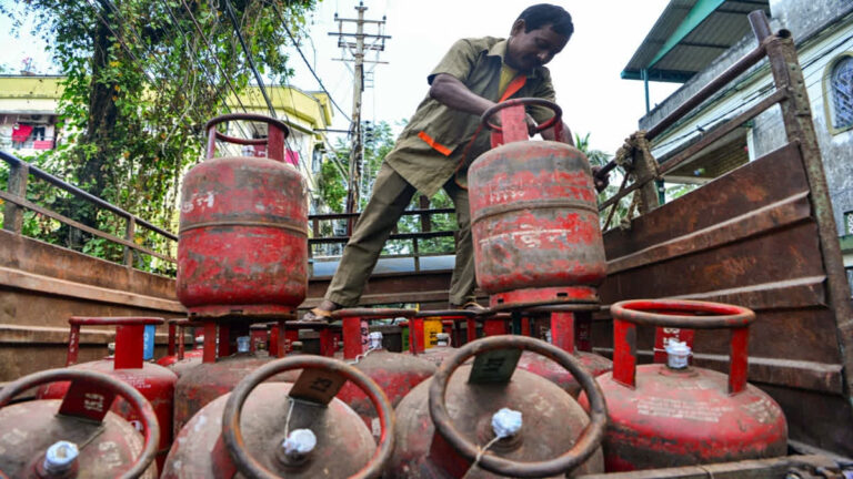 அதிரடியாக உயர்ந்தது கியாஸ் சிலிண்டர் விலை!