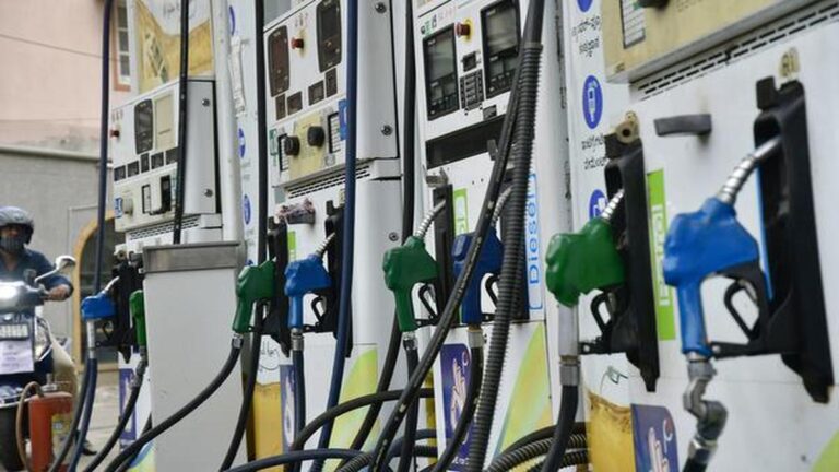 இந்தியாவில் பிரீமியம் பெட்ரோல் விலை அதிரடியாக உயர்வு: வாகன ஓட்டிகள் அதிர்ச்சி!