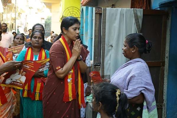 தேர்தல் விறுவிறுப்பு… அனல் பறக்கும் வெயிலில் அண்ணனுக்காக களமிறங்கிய தங்கை