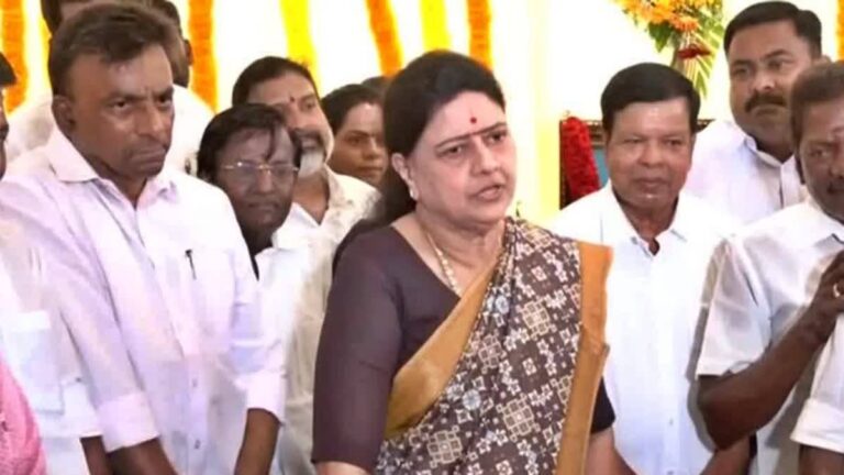 'நாய்க்குட்டிக்கு பிஸ்கட் போட்டால் கூட'… எடப்பாடியை விளாசிய சசிகலா!