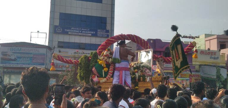 மூன்றுமாவடியில் கள்ளழகர் எதிர்சேவை: புதூரில் வரவேற்ற பாதிரியார்கள்!