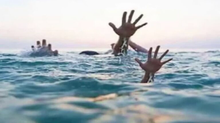 செல்ஃபி எடுக்கும் போது விபரீதம்: நீர்வீழ்ச்சியில் தவறி விழுந்து 3 மாணவிகள் பலி