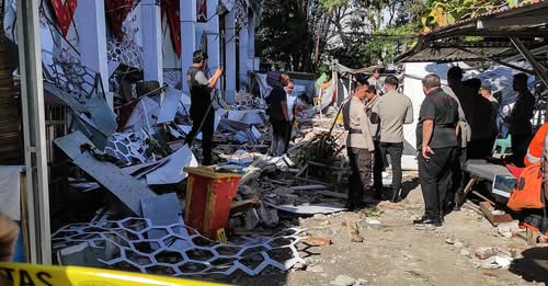 இந்தோனேசியாவில் 11 முறை நிலநடுக்கம்… 25 அடிக்கு எழுந்த சுனாமி அலைகள்!