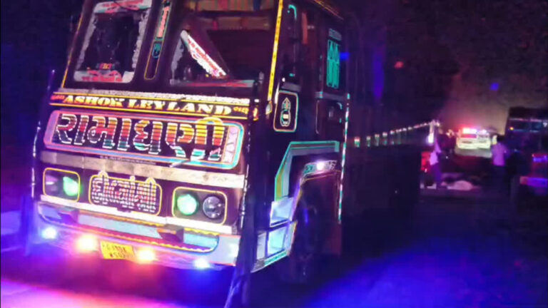 ஷாக்… குஜராத்தில் பக்தர்கள் கூட்டத்திற்குள் புகுந்த லாரி: 7 பேர் உயிரிழப்பு