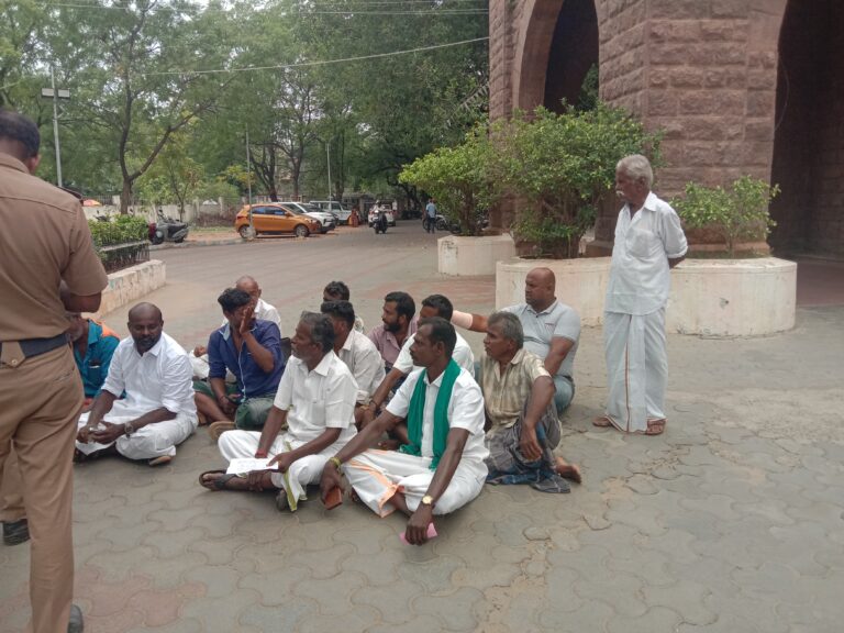 மதுரை கலெக்டர் அலுவலகத்தை முற்றுகையிட்ட விவசாயிகள்!