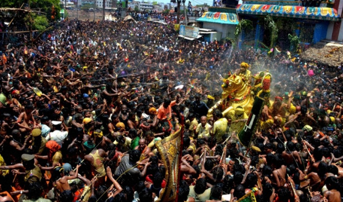 மதுரை திருவிழாக்கோலம்… பச்சை பட்டுடுத்தி வைகை ஆற்றில் இறங்கினார் அழகர்!