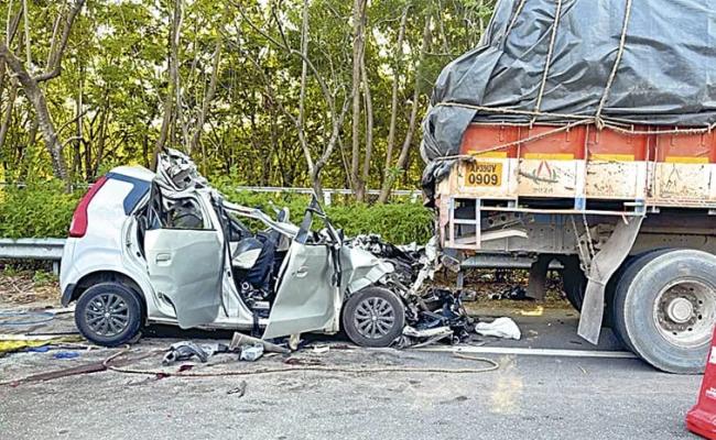 கோயிலுக்குச் சென்ற போது பரிதாபம்… லாரி மீது கார் மோதி 6 பேர் பலி