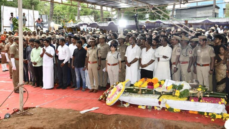 பாரதிராஜாவுக்கு பிரியா விடை… 72 குண்டுகள் முழங்க அரசு மரியாதையுடன் உடல் அடக்கம்