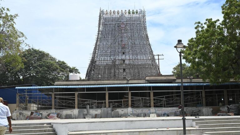 பக்தர்கள் ஷாக்... திருச்செந்தூர் கோயில் தரிசன கட்டணம் 5,000 ரூபாயாக உயர்வு