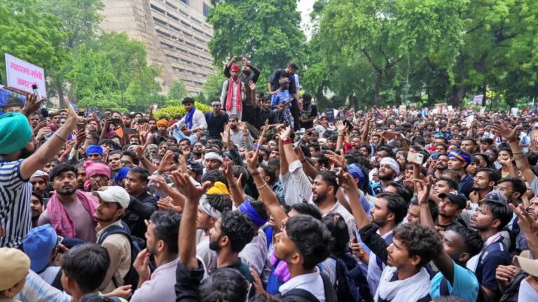 நாடாளுமன்றத்தை முற்றுகையிட முயற்சி: கரப்பான் பூச்சி ஜனதா கட்சியினர் மீது தடியடி
