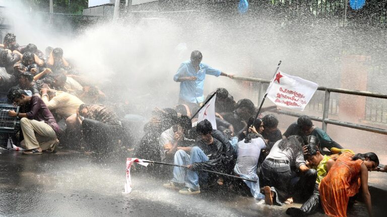 போராடிய மாணவர்கள் மீது எந்த நடவடிக்கையும் எடுக்க கூடாது: உச்சநீதிமன்றம் உத்தரவு