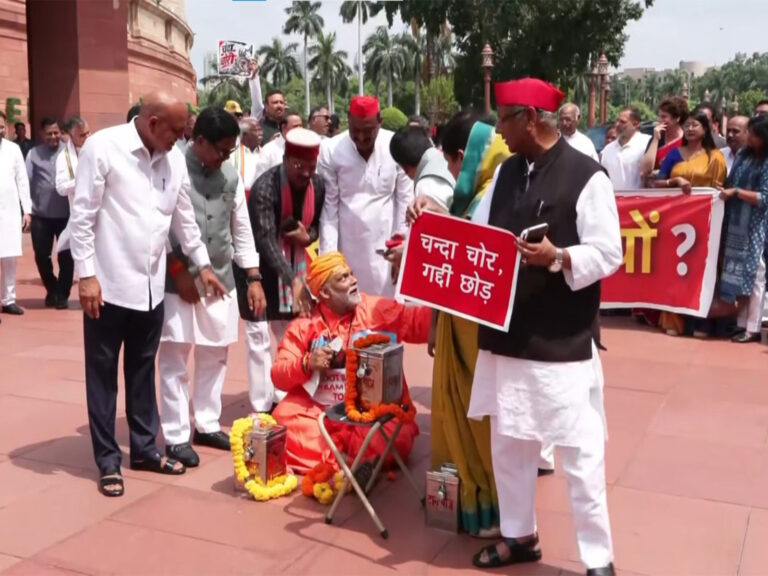 உ.பி ராமர் கோயில் காணிக்கை திருட்டு: டெல்லியில் எம்.பிக்கள் நூதனப் போராட்டம்