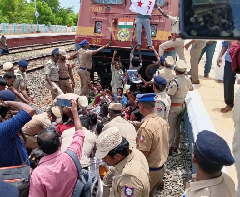 ஷாக் கொடுத்த மாணவர்கள்: திருப்பரங்குன்றத்தில் ரயில் மறியல்