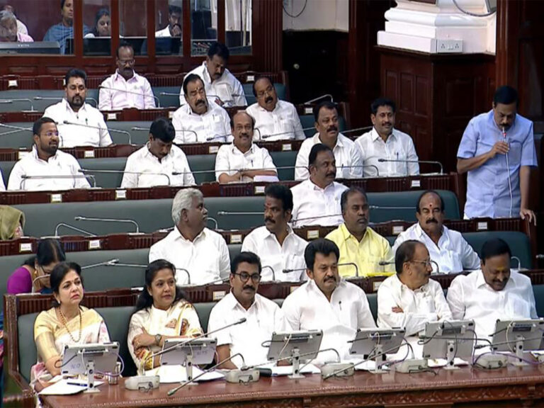 பரபரப்பு... எதிர்க்கட்சி வரிசையில் அமர்ந்த காங்கிரஸ் எம்எல்ஏ!
