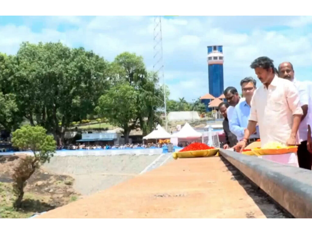 மேட்டூர் அணையில் இருந்து தண்ணீரை திறந்து வைத்த விஜய்!
