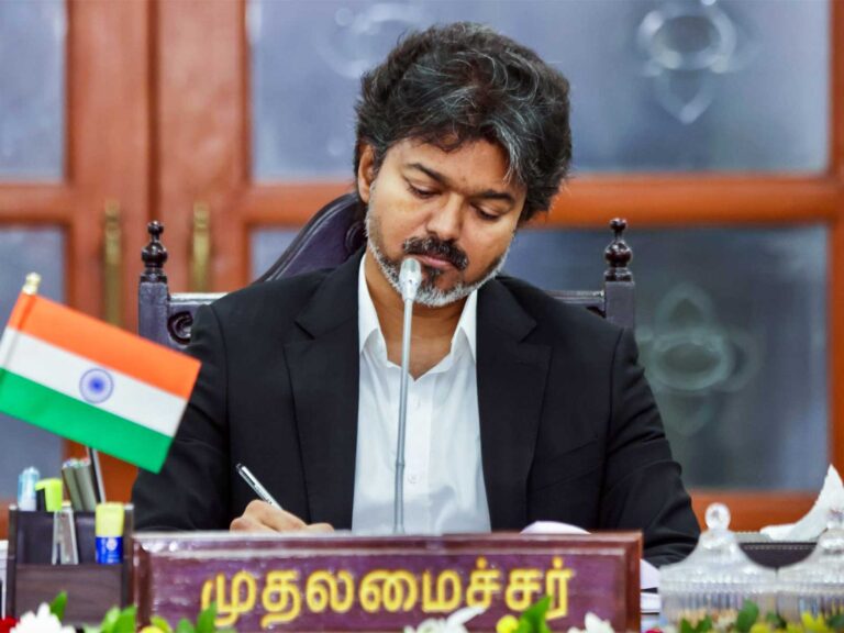 வடகிழக்குப் பருவமழை: அமைச்சர், அதிகாரிகளுடன் முதலமைச்சர் விஜய் ஆலோசனை