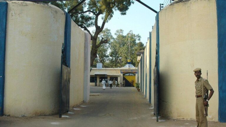 மதுரை சிறைச்சாலையில் ரூ.100 கோடி ஊழல் புகார்: உயர்நீதிமன்றம் எச்சரிக்கை