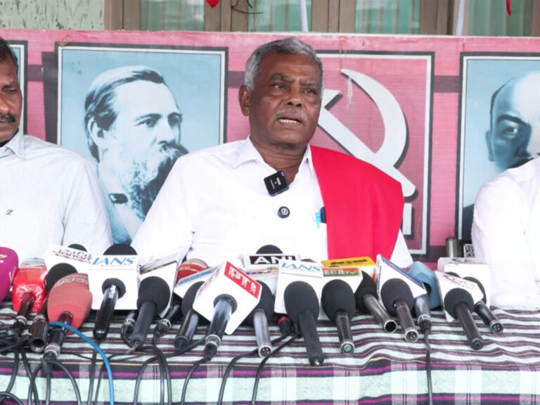 களத்தில் நிற்பது கம்யூனிஸ்ட்டுகள் தான்: தமிழக அமைச்சருக்கு பெ.சண்முகம் பதிலடி