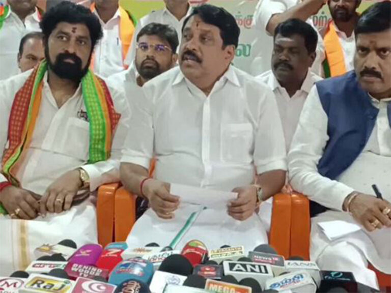 எங்கள் குழந்தைகளின் உயிரோடு விளையாடாதீர்கள்: விஜய்க்கு நயினார் எச்சரிக்கை