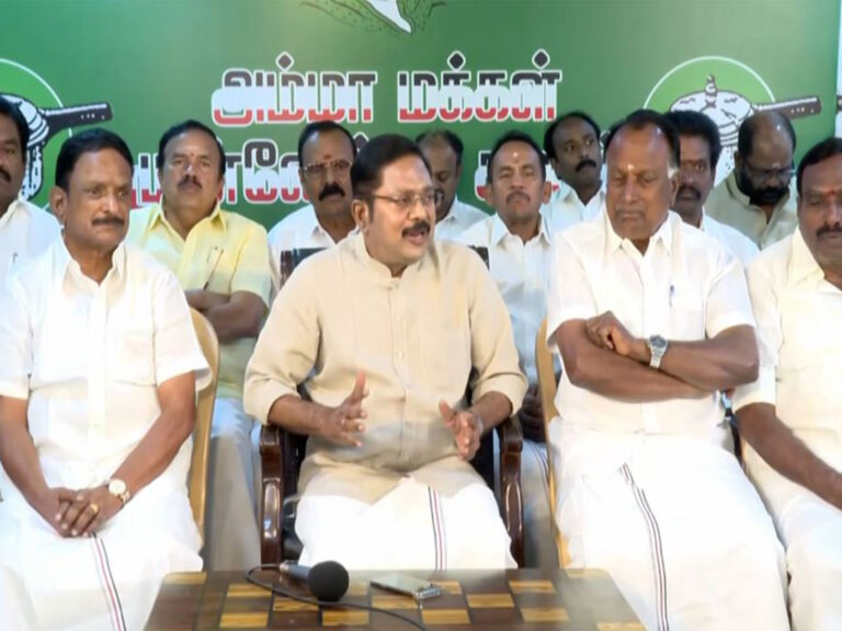 மருத்துவப் பணியாளர்கள் மீது அடக்குமுறை: டி.டி.வி.தினகரன் கண்டனம்