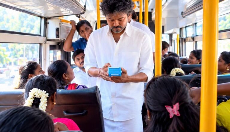 டிக்கெட் கொடுத்து வெற்றி பயணத் திட்டத்தை தொடங்கி வைத்தார் விஜய்!